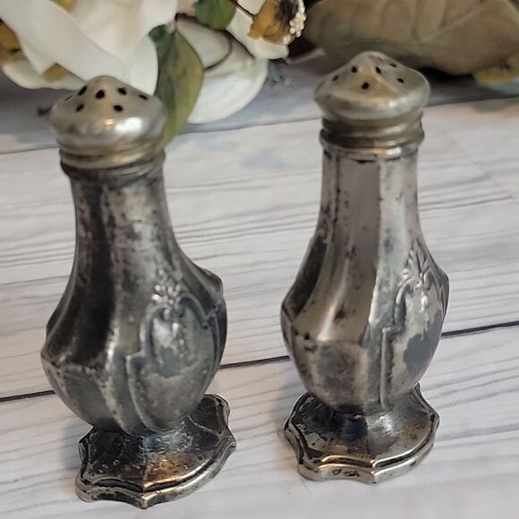 Vintage victorian style pedastal salt and pepper shakers - Picture 10 of 10